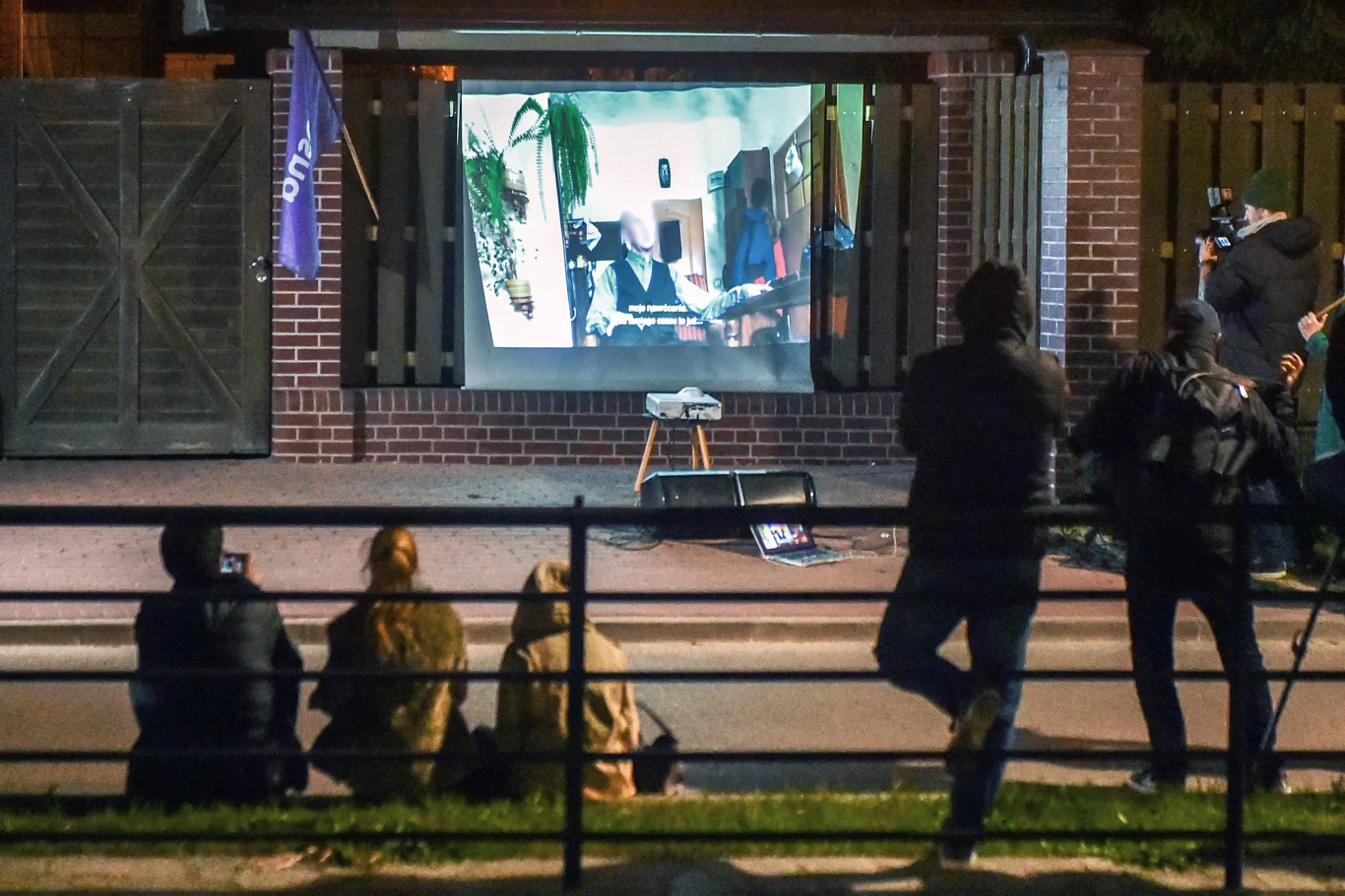 Działacze Wiosny wyświetlili film Sekielskich na rezydencji abp. Głodzia