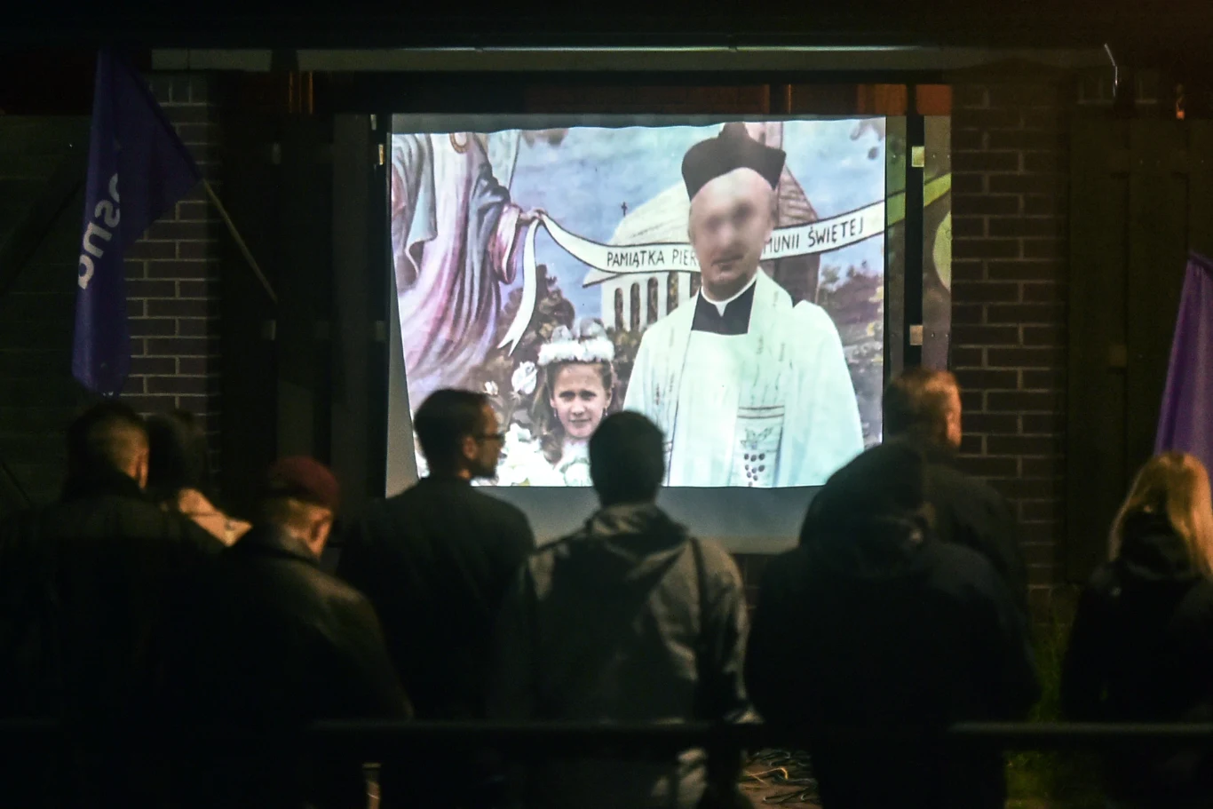 Działacze Wiosny wyświetlili film Sekielskich na rezydencji abp. Głodzia