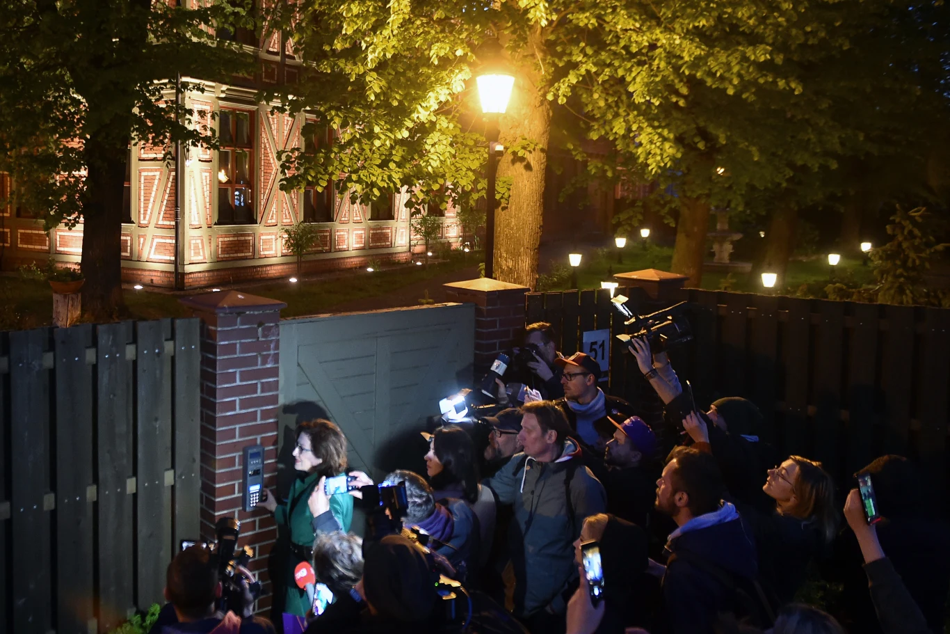 Działacze Wiosny wyświetlili film Sekielskich na rezydencji abp. Głodzia