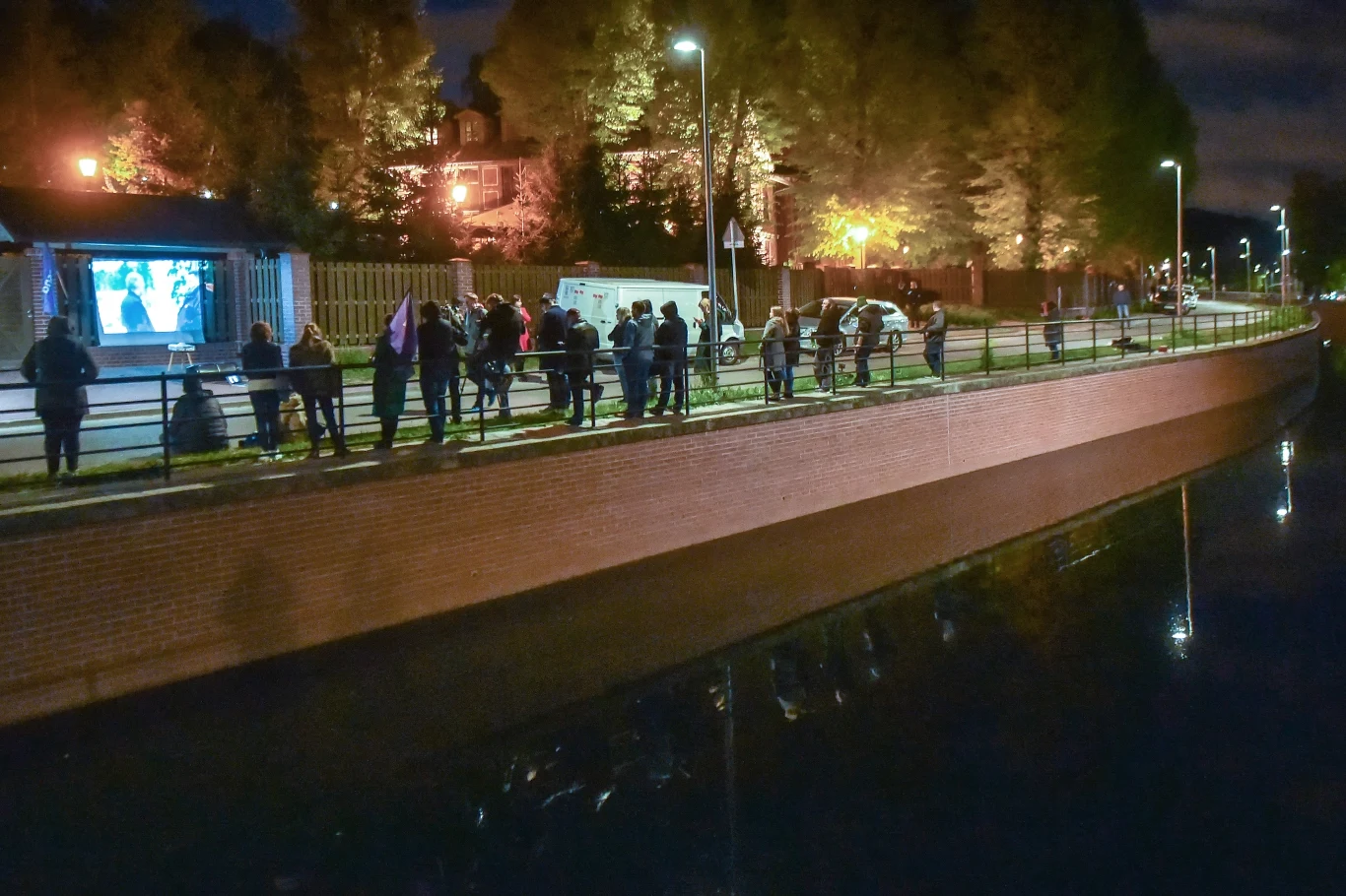 Działacze Wiosny wyświetlili film Sekielskich na rezydencji abp. Głodzia