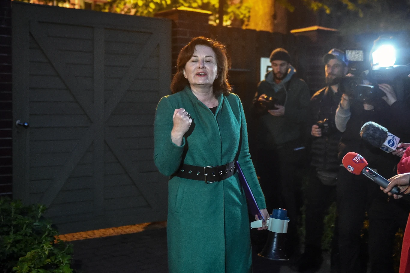 Działacze Wiosny wyświetlili film Sekielskich na rezydencji abp. Głodzia