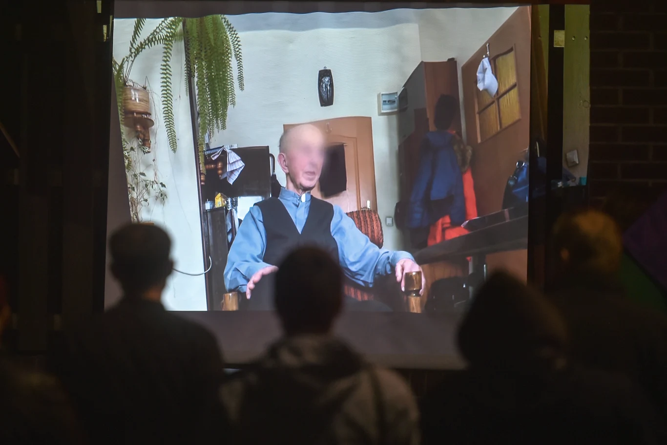 Działacze Wiosny wyświetlili film Sekielskich na rezydencji abp. Głodzia