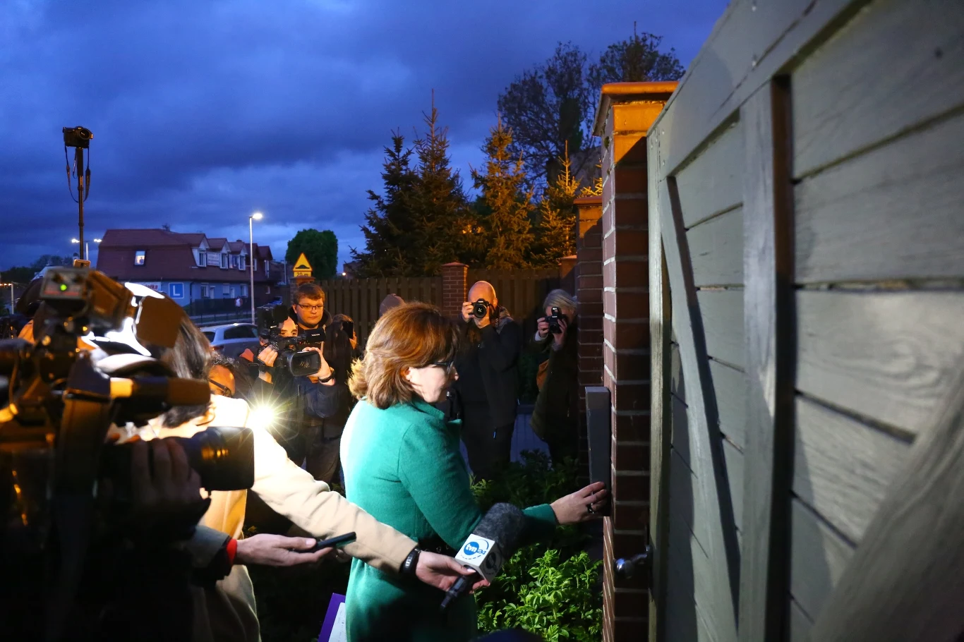 Działacze Wiosny wyświetlili film Sekielskich na rezydencji abp. Głodzia