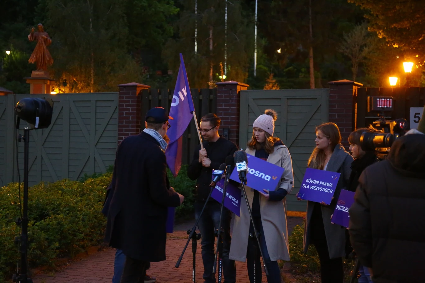 Działacze Wiosny wyświetlili film Sekielskich na rezydencji abp. Głodzia