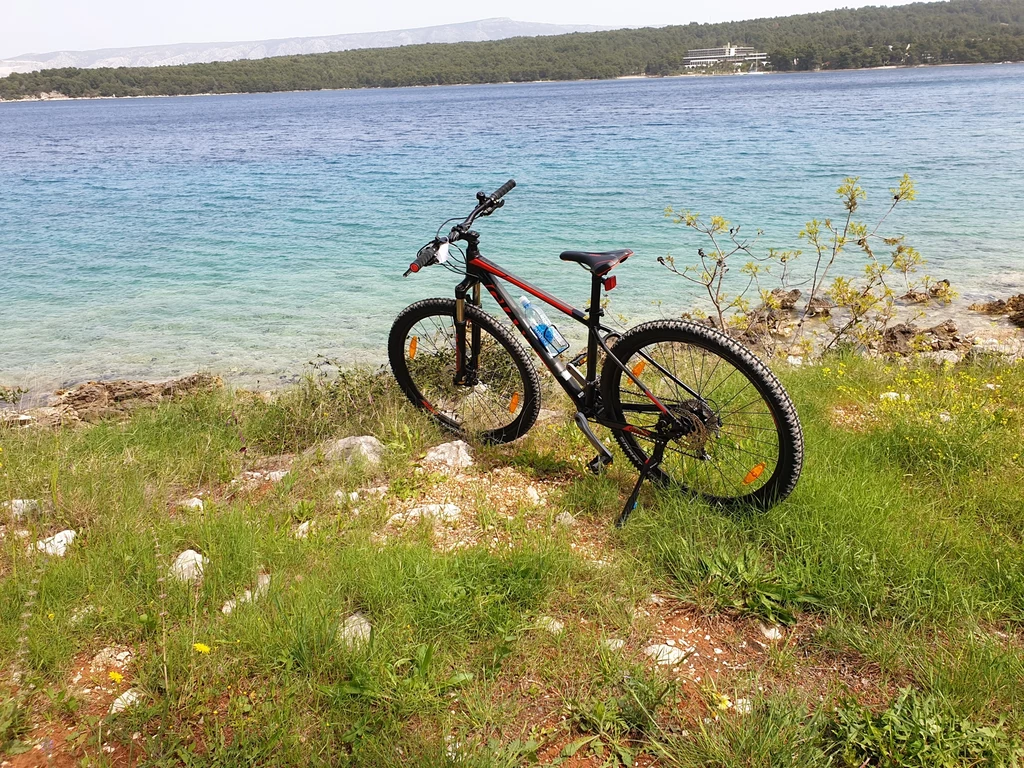 Na wyspie Hvar znajdziemy też trasy rowerowe biegnące wzdłuż plaż i zatoczek
