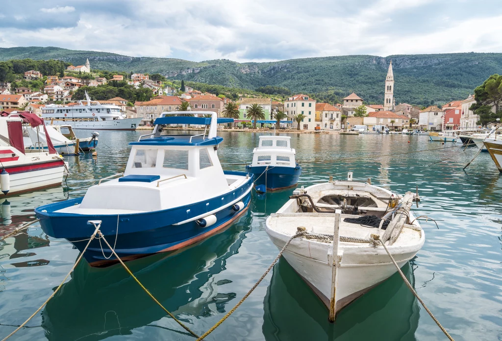 Widok na port w Jelsie - stąd odpływa prom na wyspę Brać