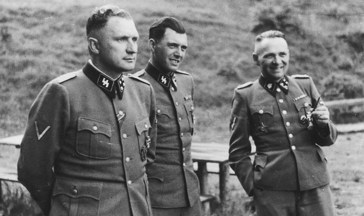 Zbrodnie Josefa Mengelego mrożą krew w żyłach. Na zdjęciu Anioł Śmierci stoi w środku. Po wojnie uciekł do Argentyny Zbrodnie Josefa Mengelego mrożą krew w żyłach. Na zdjęciu Anioł Śmierci stoi w środku. Po wojnie uciekł do Argentyny