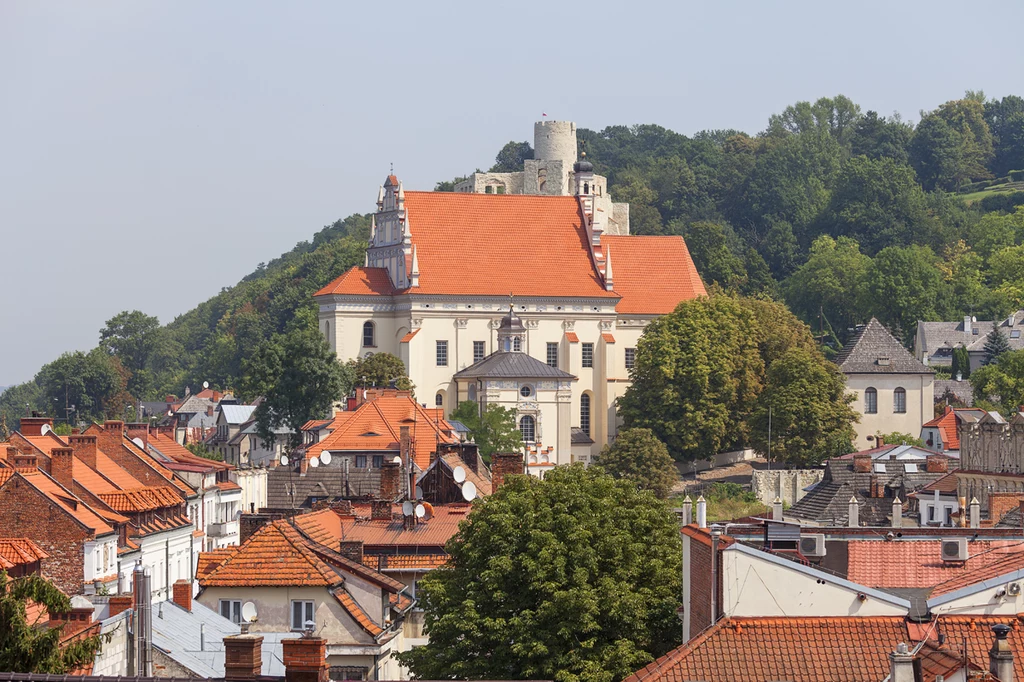 Kazimierz Dolny. Miasteczko odwiedza rocznie ponad milion turystów. Podziwiają renesansowy rynek i ruiny zamku z XIV w. wzniesionego  przez Kazimierza Wielkiego