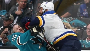 Marcus Sorensen z San Jose Sharks powalony na lód przez Robert Bortuzzo z St. Louis Blues 