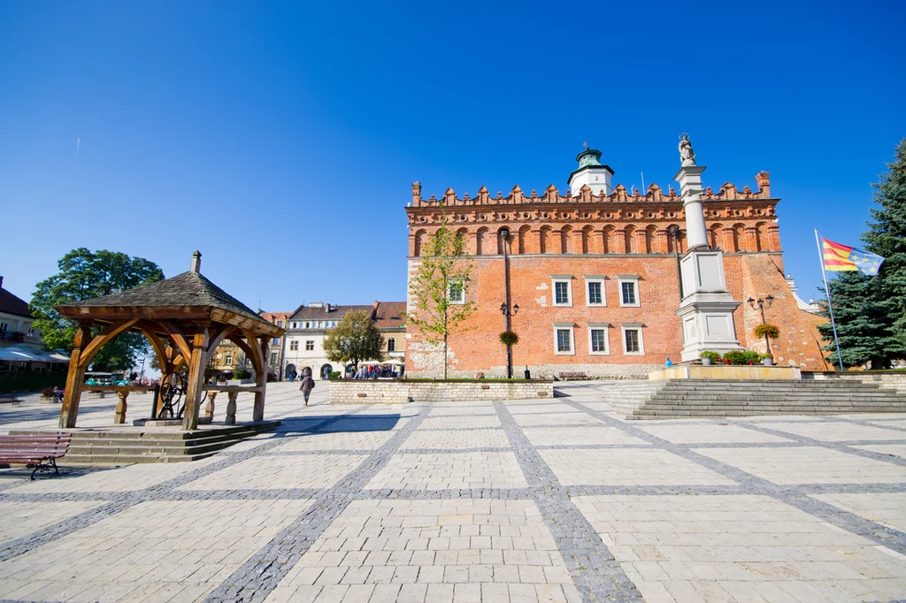 Sandomierz. Jedną z najbardziej charakterystycznych budowli  starego miasta jest ratusz  z przełomu XIV i XV w.