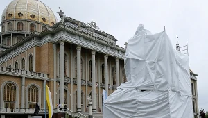  Zasłonięty wspólny pomnik: oskarżonego o pedofilię budowniczego i kustosza sanktuarium - ks. Eugeniusza M. i papieża Jana Pawła II, przed Sanktuarium Matki Bożej Licheńskiej Bolesnej Królowej Polski w Licheniu