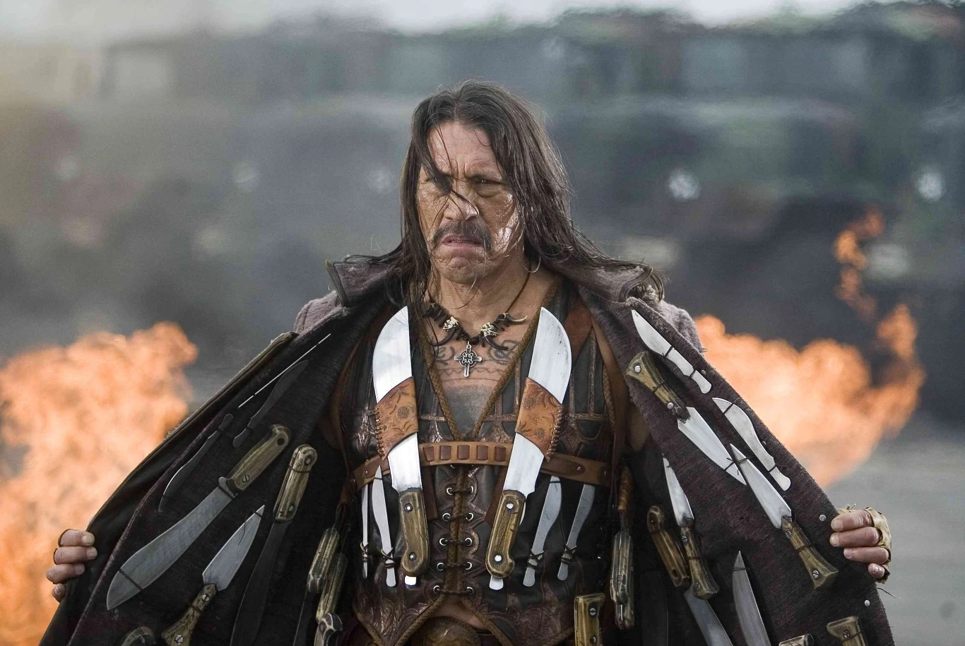 Trejo często współpracuje ze swoim kuzynem, Robertem Rodriguezem. Wspólnie nakręcili dziesięć filmów, w tym "Desperado", "Od zmierzchu do świtu" i cztery części "Małych agentów". To Rodriguez zaoferował mu pierwszą w jego karierze rolę główną. W 2010 roku Trejo walczył z przestępcami jako Maczeta.

Na zdjęciu: Danny Trejo jako Maczeta