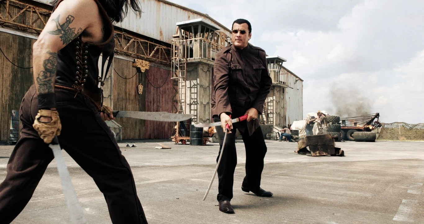 W narkotykowego bossa Torreza wcielił się Steven Seagal. Uznany kiedyś aktor kina sensacyjnego nie miał wtedy najlepszej passy. "Maczeta" był jego pierwszym kinowym filmem od ośmiu lat. Aktor nie zgodził się jednak, by jego postać została zabita przez Maczetę. Zamiast tego Torrez popełnia samobójstwo po przegranym pojedynku.

Na zdjęciu: Danny Trejo i Steven Seagal w filmie "Maczeta"