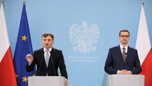 Premier Mateusz Morawiecki (P) i minister sprawiedliwości Zbigniew Ziobro (L) podczas konferencji prasowej na temat zaostrzenia kar za czyny pedofilskie