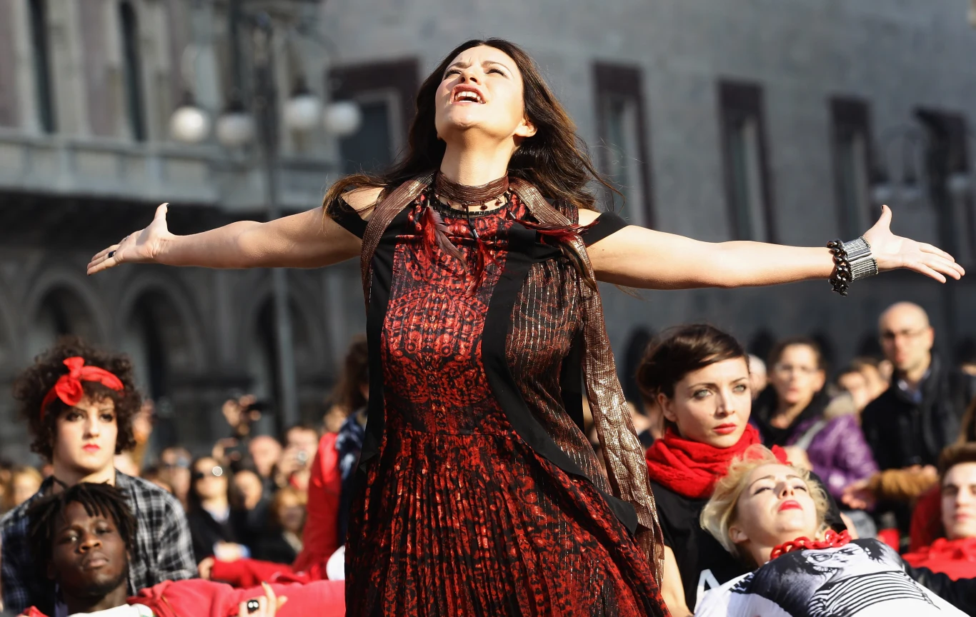 W 2007 roku jako pierwsza kobieta dała koncert na jednym z największych stadionów świata - San Siro. Słuchała jej tam ponad 70-tysięczna publiczność. Po koncercie artystka wydała DVD z tego wydarzenia. W 2007 roku jako pierwsza kobieta dała koncert na jednym z największych stadionów świata - San Siro. Słuchała jej tam ponad 70-tysięczna publiczność. Po koncercie artystka wydała DVD z tego wydarzenia.