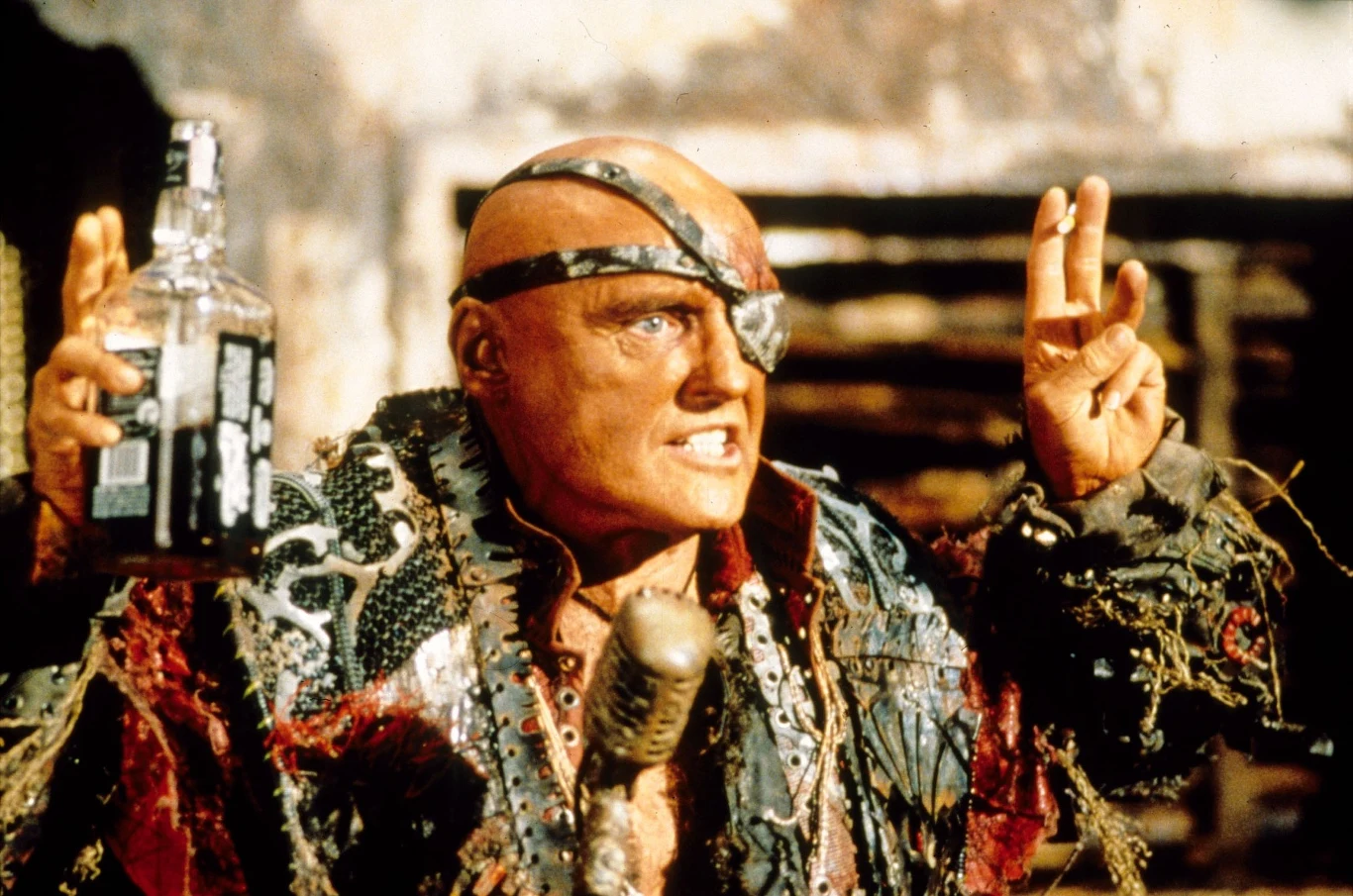 Chociaż pokonał nałóg, wciąż grał w każdej możliwej produkcji. Stąd w jego filmografii roi się od okropnych filmów. Za występ w "Wodnym świecie" otrzymał nawet Złotą Malinę za najgorszą rolę drugoplanową.

Na zdjęciu: Dennis Hopper w filmie "Wodny świat"