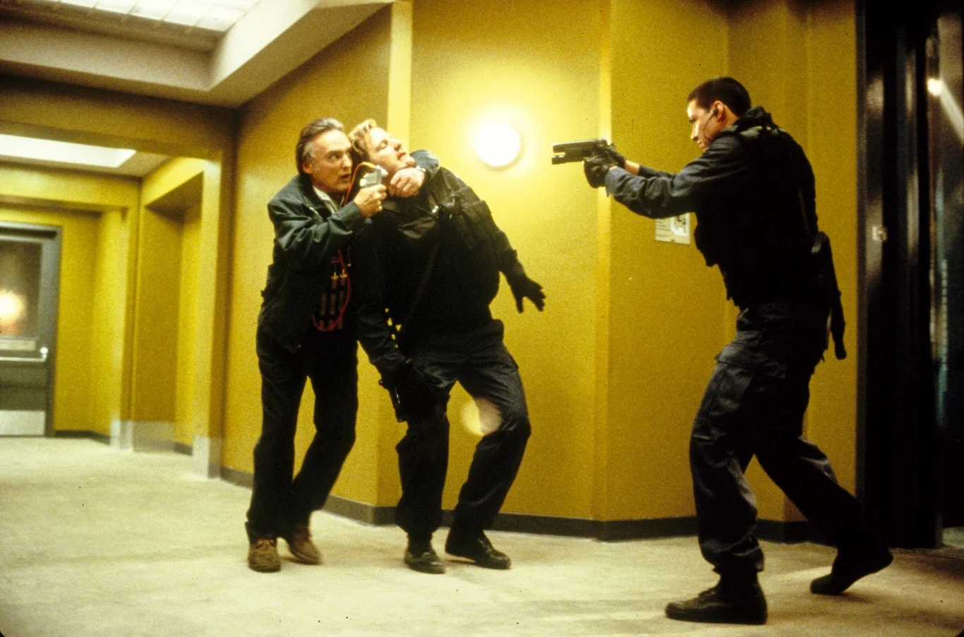 W latach 90-tych Hooper stał się etatowym odtwórcą ról czarnych charakterów. Szczególnie udany był jego występ w thrillerze "Speed: Niebezpieczna prędkość" (1994). Wcielił się w szaleńca, który podkłada bombę po autobus miejski. Ładunek wybuchnie, jeśli pojazd zwolni do prędkości mniejszej niż 50 mil na godzinę. Hopper zdawał się rozkoszować każdym niecnym uczynkiem swojej postaci. 

Na zdjęciu: Dennis Hopper, Jeff Daniels i Keanu Reeves w filmie "Speed: Niebezpieczna prędkość"