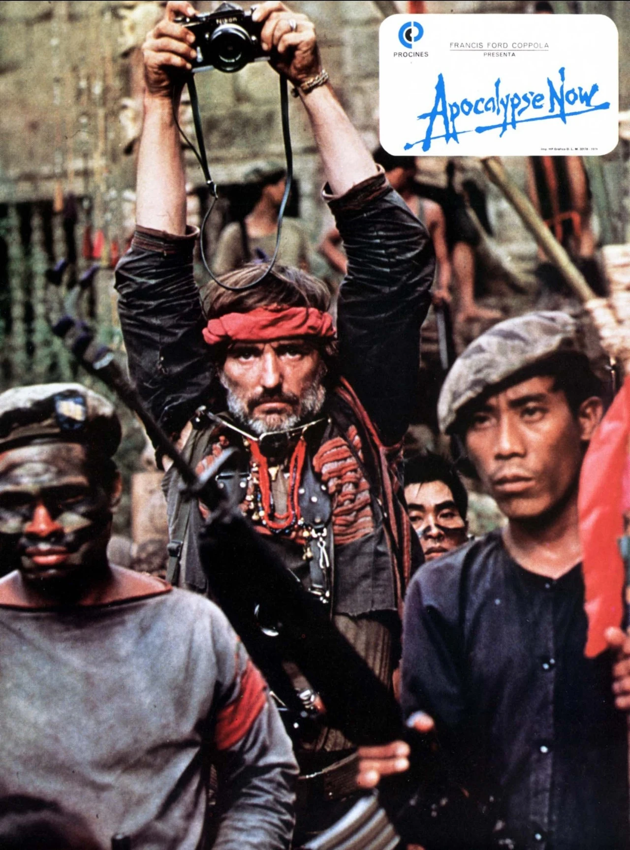 Po latach Hopper mówił otwarcie o swoich problemach z alkoholem. "Ludzie zawsze pytali mnie o narkotyki, ile i co ćpałem. Ćpałem, żeby pić więcej. Dlatego brałem kokainę. Nie znam innej przyczyny. Zaczynałem pić rano i mogłem tak przez cały dzień". Hopper przyznał, że dziennie potrafił wypić prawie dwa litry rumu i 28 piw. "I jeszcze myślałem, że nie jest ze mną źle, bo nie walałem się po podłodze". 

Na zdjęciu: Dennis Hopper w filmie "Czas Apokalipsy"