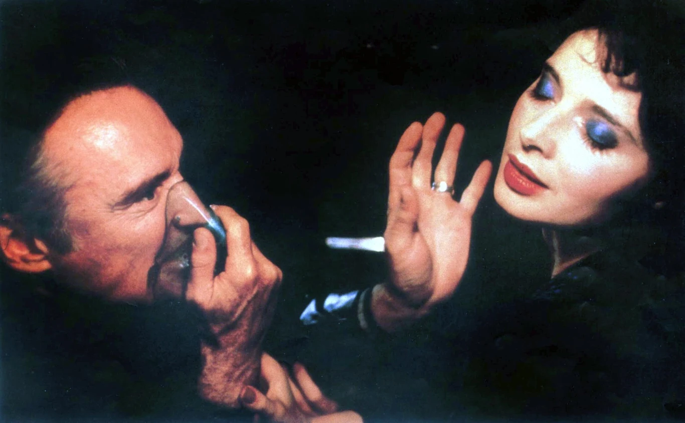 Hopper jakimś cudem przeżył swój występ. Utrzymywał później, że przez kilka tygodni nie mógł słyszeć. Zaraz udał się na zdjęcia do Meksyku, podczas których jego nałóg doprowadzał do kolejnych ekscesów. Zmęczeni producenci odesłali go do domu, gdy Hopper zdecydował się pobić pracownika planu. Na lotnisku aktor dostał ataku paranoi i wspiął się na jedno ze skrzydeł samolotu. Gdy jakimś cudem dotarł do Stanów Zjednoczonych, zaraz zgłosił się do programu odwykowego. Chociaż nie ukończył go, pozostał trzeźwy aż do dnia swojej śmierci. 

Na zdjęciu: Dennis Hopper i Isabella Rosselini w filmie "Blue Velvet"