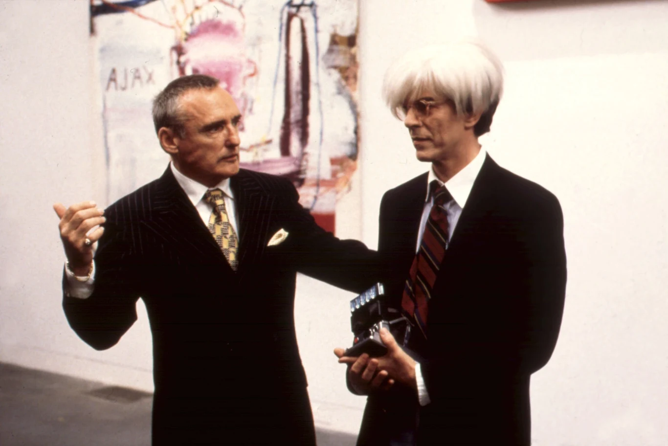 W 1983 roku Hopper był u szczytu swojego nałogowego szału. Przyjechał wtedy do uniwersytetu Rice w Houston w Teksasie, by pokazać swój najnowszy film. Po projekcji miał dla publiczności niespodziankę. Zaprosił widzów na położony poza Houston tor wyścigowy. Tam Hopper usiadł na krześle, wokół którego rozmieszczono sześć lasek dynamitu. Aktor zamierzał wykonać Russian Dynamite Death Chair Act – odpalić dynamit w tym samym czasie, co wytworzyłoby w epicentrum wybuchu (w którym znajdowało się krzesło) efekt próżni. Gdyby cokolwiek poszło niezgodnie z planem Hopper mógłby odnieść poważne obrażenia lub zginąć. To jednak absolutnie nie zaprzątało jego myśli.  

Na zdjęciu: Dennis Hopper i David Bowie w filmie "Basquiat - Taniec ze śmiercią"