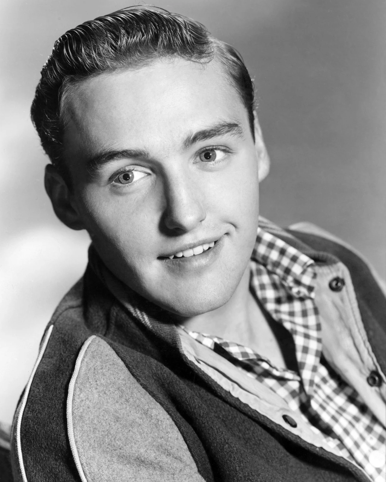 Hopper debiutował w telewizji w 1955 roku, w wieku zaledwie 19 lat. W tym samym roku pojawił się w "Buntowniku bez powodu" jako jeden z członków gangu. Na planie zaprzyjaźnił się z Jamesem Deanem i mocno przeżył jego śmierć. Niektórzy wskazywali go jako następcę tragicznie zmarłego aktora. Hopper już wtedy dał znać o swoim temperamencie. Wykłócał się i obrażał reżyserów, palił za sobą mosty i zrażał do siebie ludzi.

Na zdjęciu: Dennis Hopper