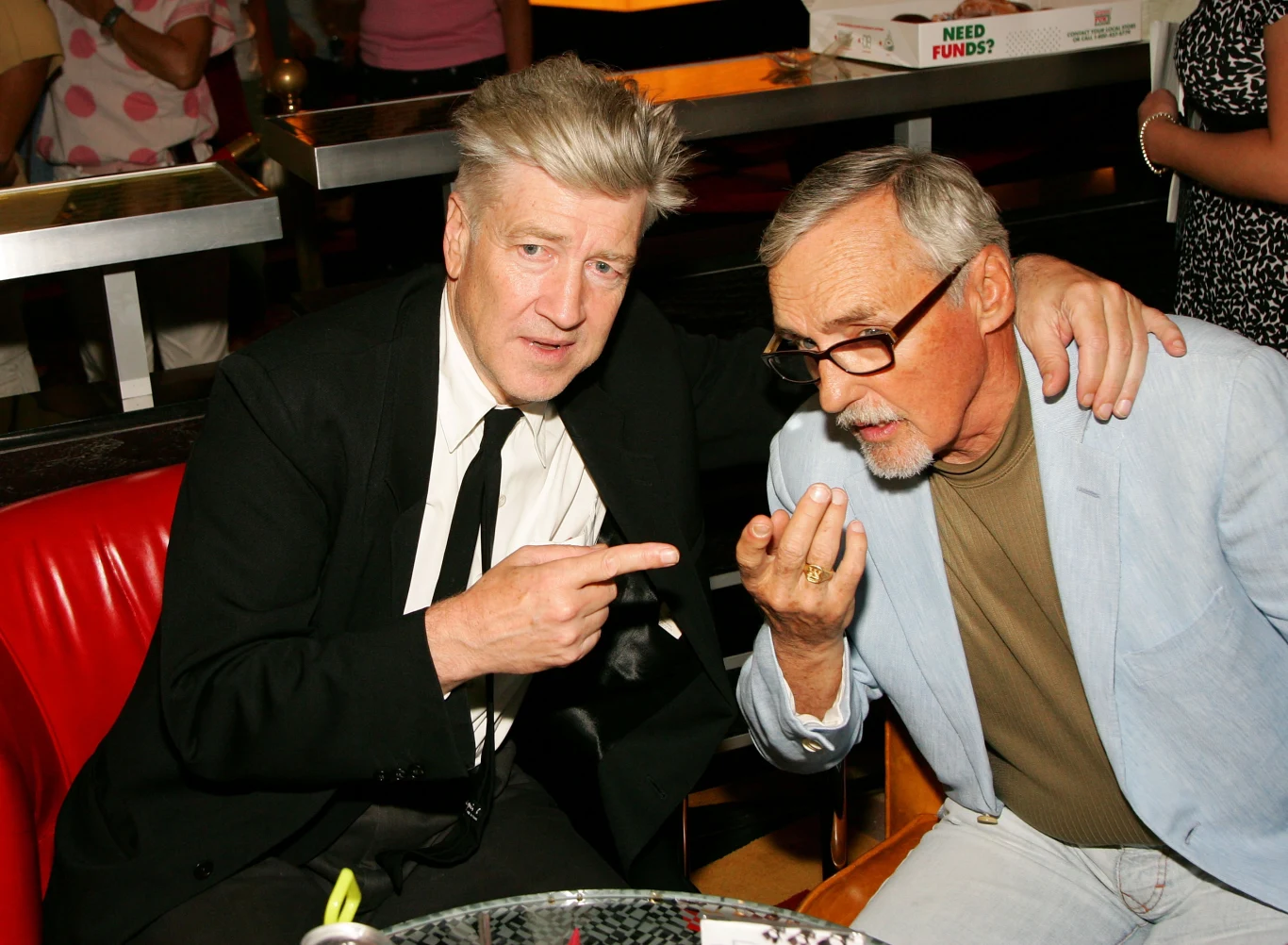 Jednocześnie zdarzały mu się role wybitne. Do szczególnie udanych mógł zaliczyć 1986 rok. Zagrał wtedy w "Blue Velvet" Davida Lyncha. Jako psychopata Frank Booth zachwycił i jednocześnie przeraził publiczność i krytyków. Jednak nominację do Oscara w 1987 roku otrzymał za inny film. W "Mistrzowskim rzucie" wcielił się w walczącego ze swoim nałogiem alkoholika, który zostaje drugim trenerem małej drużyny koszykarskiej. 

Na zdjęciu: David Lynch i Dennis Hopper