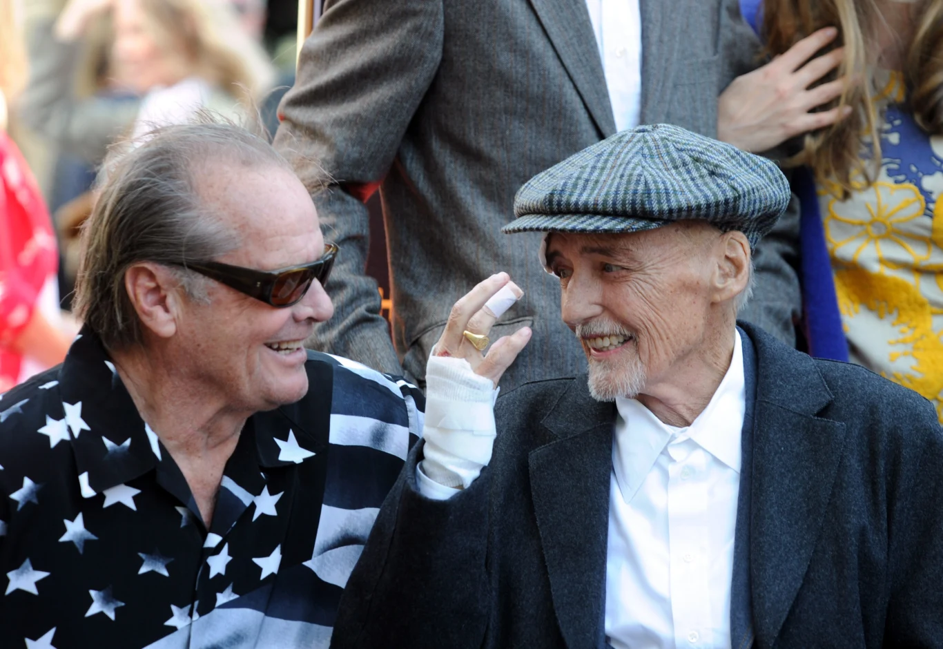 18 marca 2010 roku Hopper otrzymał swoją gwiazdę w Hollywoodzkiej Alei Sław. Na jej odsłonięciu pojawił się dopiero osiem dni później. Aktor był wyraźnie osłabiony z powodu zaawansowanej choroby. Według jego lekarzy ważył wtedy jedynie 45 kilogramów. Mimo to Hopper machał do zgromadzonych fanów. "Chcę wam podziękować. Tylko tyle mogę" – powiedział wyraźnie wzruszony. Towarzyszyli mu między innymi Nicholson, Lynch, Viggo Mortensen oraz Galen, sześcioletnia córka Hoppera. 17 maja 2010 roku aktor skończył 74 lata. Zmarł dwanaście dni później w swoim domu w Venice Beach w Kalifornii. 

Na zdjęciu: Jack Nicholson i Dennis Hopper w marcu 2010 roku