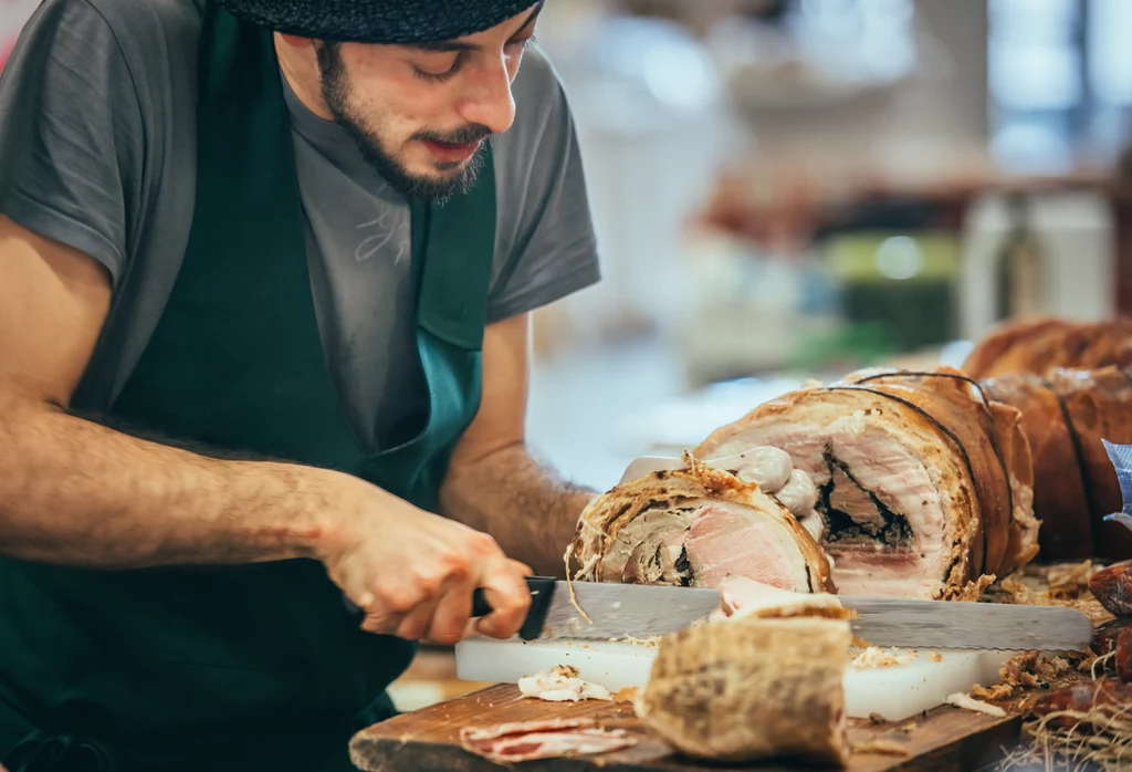 Przebój wiosennych festynów: porchetta. Musi mieć chrupiącą skórkę w kolorze bursztynu, a w środku być miękka i aromatyczna