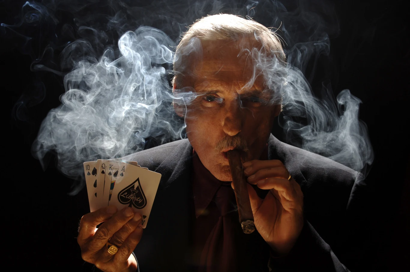 Hopper nie potrafił sobie poradzić z sukcesem "Swobodnego jeźdźca". Jego najgorszy okres rozpoczął się podczas prac nad jego kolejnym projektem reżyserskim, "The Last Movie". Hopper otrzymał za niego nagrodę w Wenecji, ale amerykańscy producenci nie chcieli go dystrybuować. Był dla nich niezrozumiały i zbyt artystyczny – tymczasem oni oczekiwali kolejnego hitu. Hopper przez rok montował film w swoim domu w Nowym Meksyku i każdego dnia wspomagał się innymi używkami. 

Na zdjęciu: Dennis Hopper