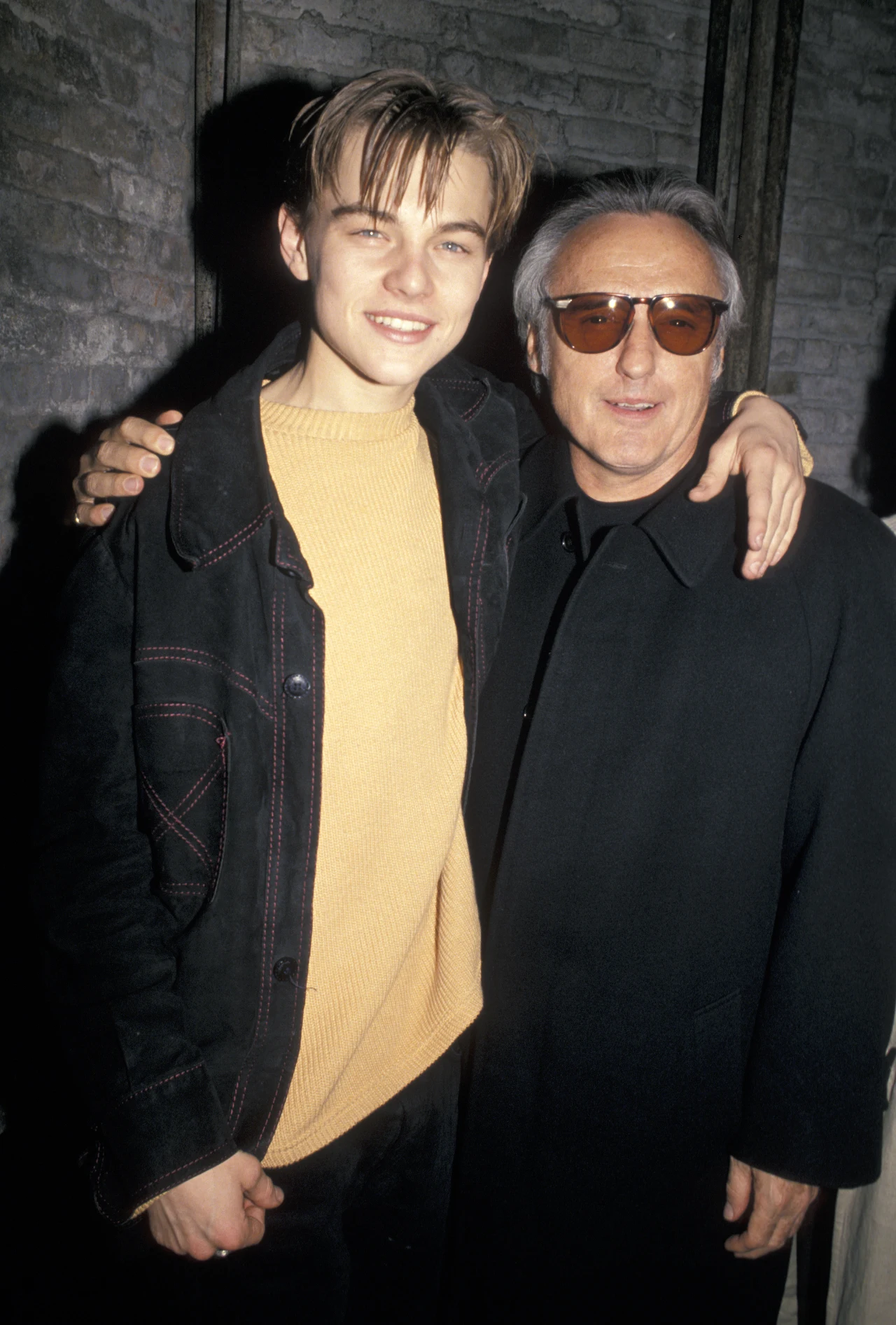 Hopper był świadomy, że wiele z jego filmów prezentuje naprawdę niski poziom. Gdy jego syn spytał go, dlaczego nakręcił "Super Mario Bros.", Hopper odpowiedział: "Zrobiłem to, byś miał w czym chodzić". Według aktora dziecko odparło na to: "Tato, ja naprawdę nie potrzebuję butów aż tak bardzo". Hopper do końca swojej kariery twierdził, że najgorszy film, w którym zagrał, to "Teksańska masakra piłą mechaniczną 2".

Na zdjęciu: Leonardo DiCaprio i Dennis Hopper