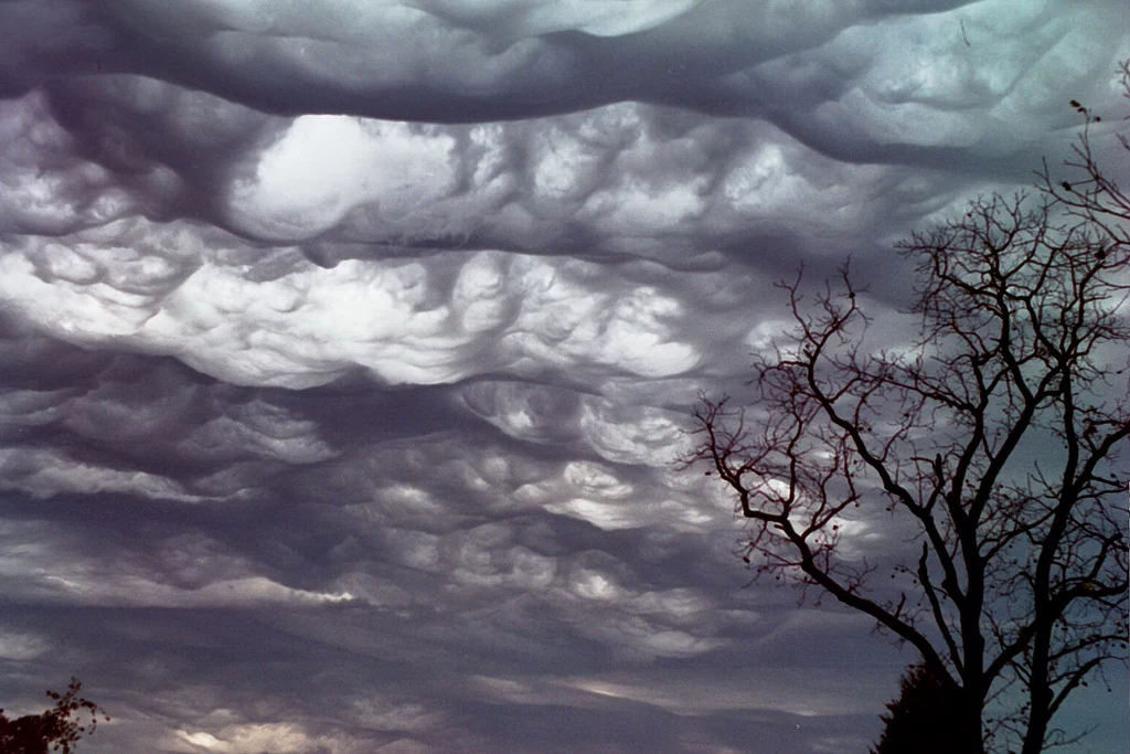 Chmura Asperitas nad Pocahontas w stanie Missouri