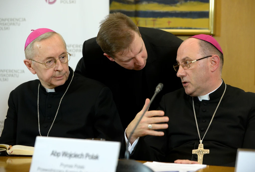 Przewodniczący KEP abp Stanisław Gądecki, rzecznik prasowy Konferencji Episkopatu Polski Paweł Rytel-Andrianik oraz prymas Polski abp Wojciech Polak Przewodniczący KEP abp Stanisław Gądecki, rzecznik prasowy Konferencji Episkopatu Polski Paweł Rytel-Andrianik oraz prymas Polski abp Wojciech Polak