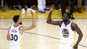 Stephen Curry (z lewej) i Draymond Green