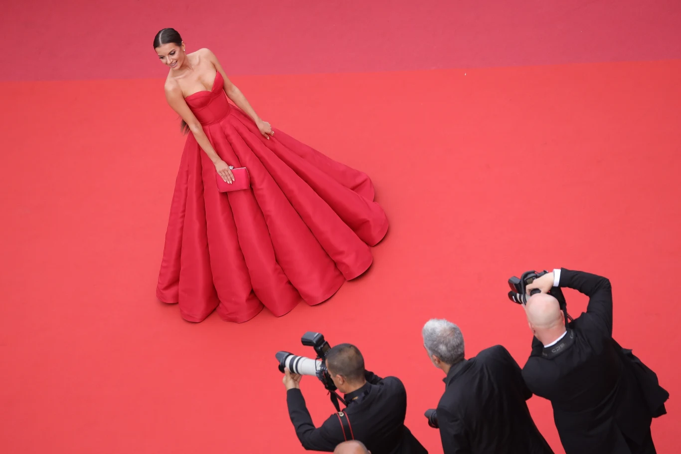 Film Jima Jarmuscha "The Dead Dont Die" ("Martwi nie umierają") zainaugurował we wtorek, 14 maja, wieczorem 72. Międzynarodowy Festiwal Filmowy w Cannes. Święto światowego kina potrwa do soboty, 25 maja.

Kto pojawił się na czerwony dywanie? Zachwyt wzbudziła polska aktorka i gwiazda Bollywood Natalia Janoszek, która pojawiła się w oszałamiającej, czerwonej sukni!