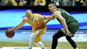 Zawodnik Arki Gdynia Krzysztof Szubarga (z piłką) 