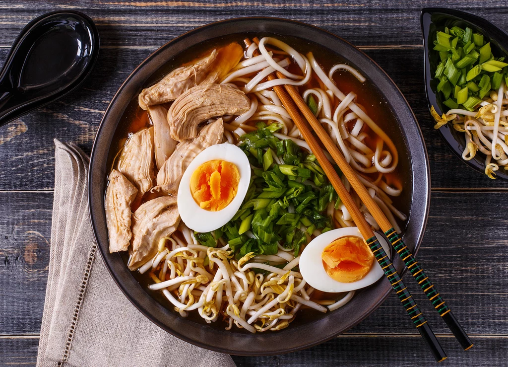 Ramen to sycąca zupa, którą przygotujesz bez trudu