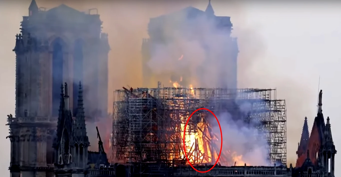Internauci doszukują się figury Jezusa na zdjęciach pożaru katedry Notre Dame. Czy można faktycznie mówić o objawieniach? Internauci doszukują się figury Jezusa na zdjęciach pożaru katedry Notre Dame. Czy można faktycznie mówić o objawieniach?