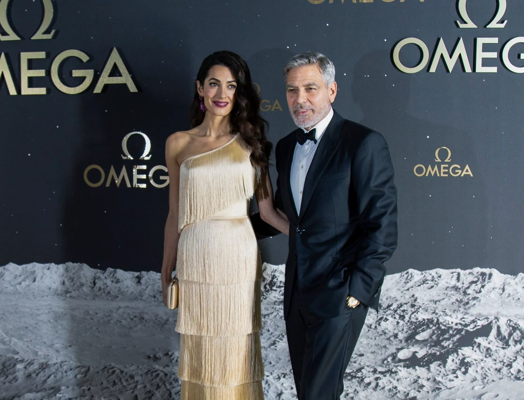 Jeśli =chcemy nosić frędzle w wersji glamour, warto zainspirować kreacją Amal Clooney