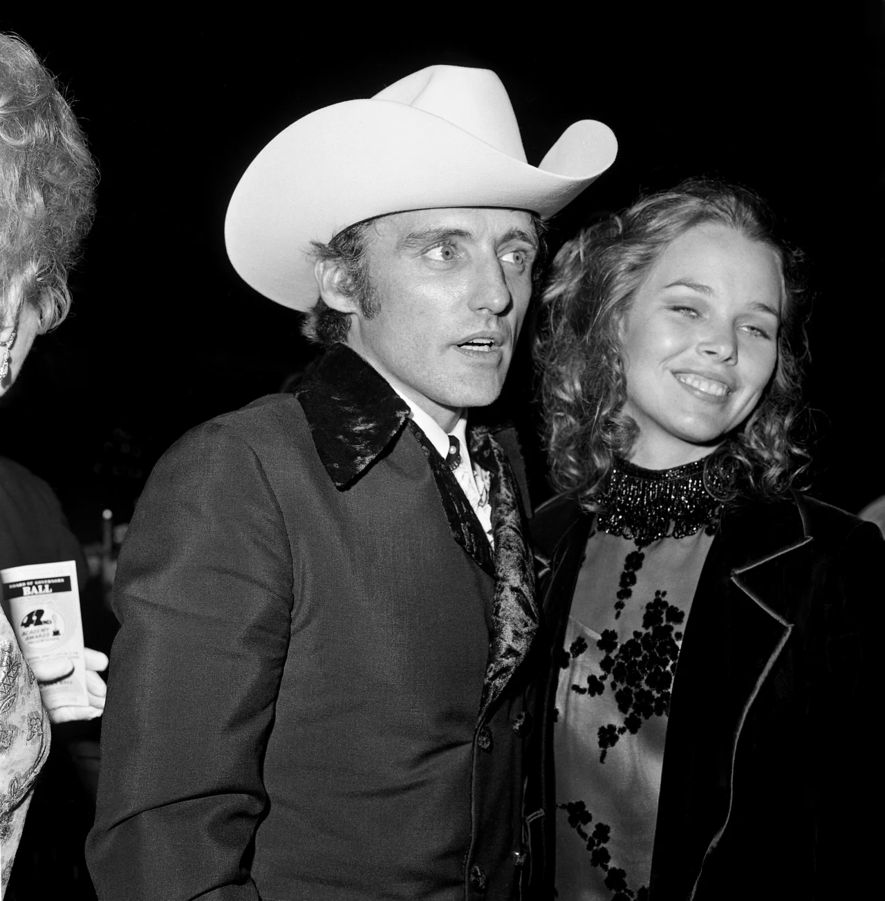 Hopper robił się coraz bardziej nieobliczalny. 31 października 1970 roku ożenił się z Michelle Phillips. Małżeństwo przetrwało jedynie osiem dni. Z powodu agresywnego zachowania aktora, jego alkoholowo-narkotykowych wypadów oraz dziwacznych upodobań seksualnych jego żona po tygodniu wczesnym rankiem uciekła z ich domu i pojechała na lotnisko. Hopper zaczął ją gonić i wjechał swoim autem na płytę startową, by uniemożliwić start jej samolotu. Phillips później zeznała, że Hopper przykuwał ją kajdankami – inaczej uciekałby szybciej.  Z kolei sam aktor, pytany o swoje ośmiodniowe małżeństwo, zawsze odpowiadał: "Pierwszy tydzień był całkiem udany".

Na zdjęciu: Dennis Hopper i Michelle Phillips