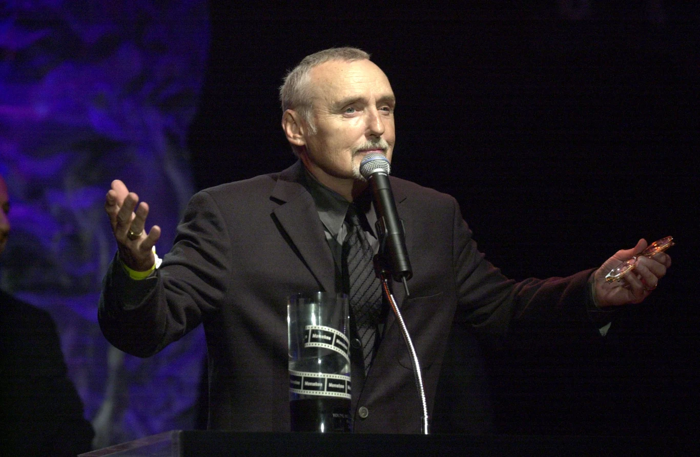 Pod koniec 2009 roku Hopper trafił do szpitala z objawami przypominającymi grypę. Badania potwierdziły najgorsze obawy – u aktora wykryto nieoperacyjnego raka prostaty oraz przerzuty do kości. Jego organizm był zbyt słaby, żeby rozpocząć terapię. Hopper dowiedział się, że ma kilka miesięcy, by zamknąć swoje sprawy.

Na zdjęciu: Dennis Hopper