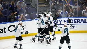 Zawodnicy San Jose Sharks cieszą się po zwycięstwie