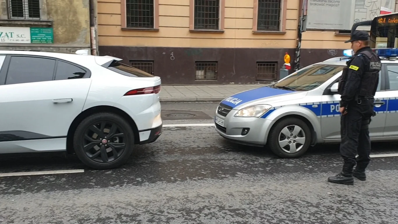 Zatrzymanie auta elektrycznego za jazdę buspasem - to niestety nie jest odosobniony przypadek Zatrzymanie auta elektrycznego za jazdę buspasem - to niestety nie jest odosobniony przypadek