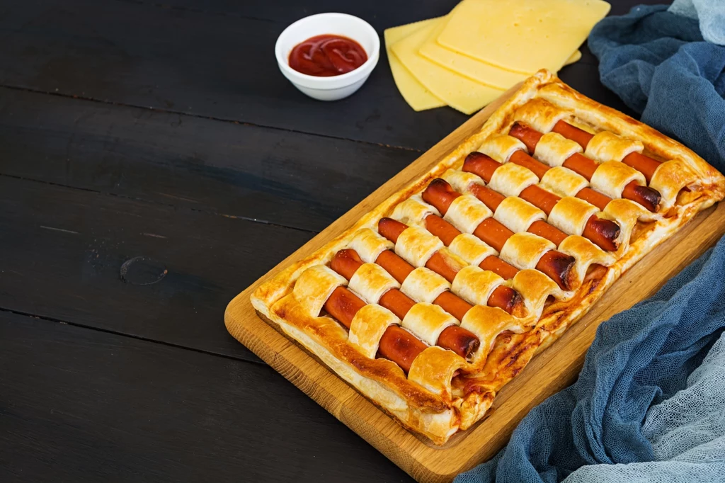 Tarta na francuskim cieście z kiełbaskami koktajlowymi