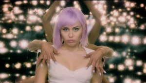 MIley Cyrus w scenie z jednego z odcinków "Czarnego lustra"