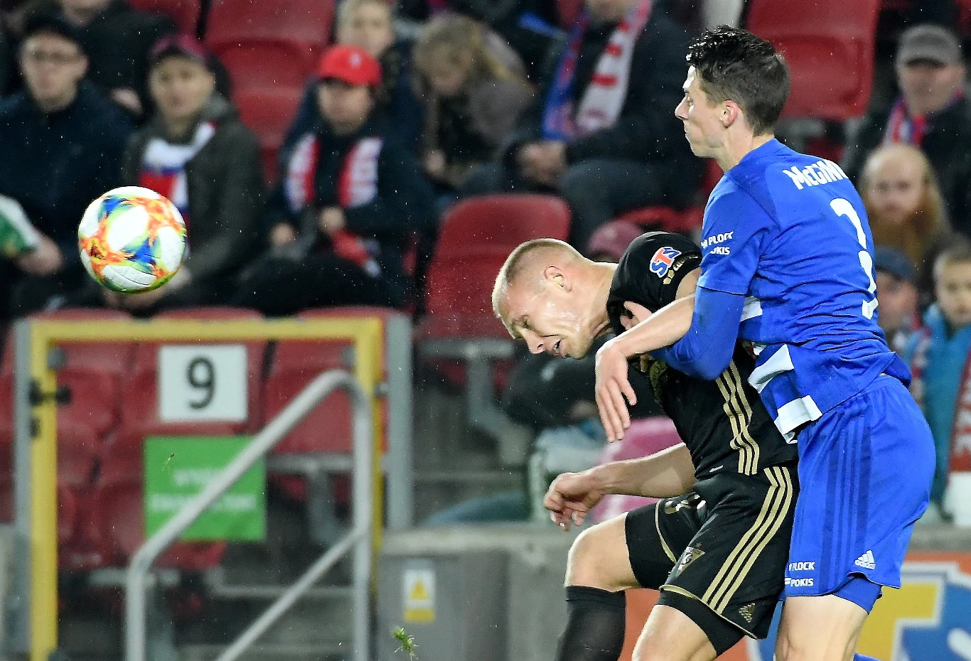 Jake McGing (z prawej) w walce z Kamilem Zapolnikiem z Górnika Zabrze Jake McGing (z prawej) w walce z Kamilem Zapolnikiem z Górnika Zabrze