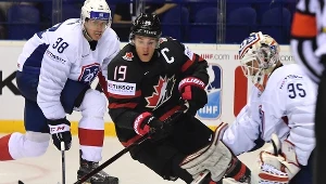 Francuski bramkarz Henri Corentin Buysse i kanadyjski środkowy ataku Kyle Turris