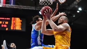 Koszykarz Arki Gdynia Bartłomiej Wołoszyn (z prawej) i Ivan Almeida z Anwilu Włocławek