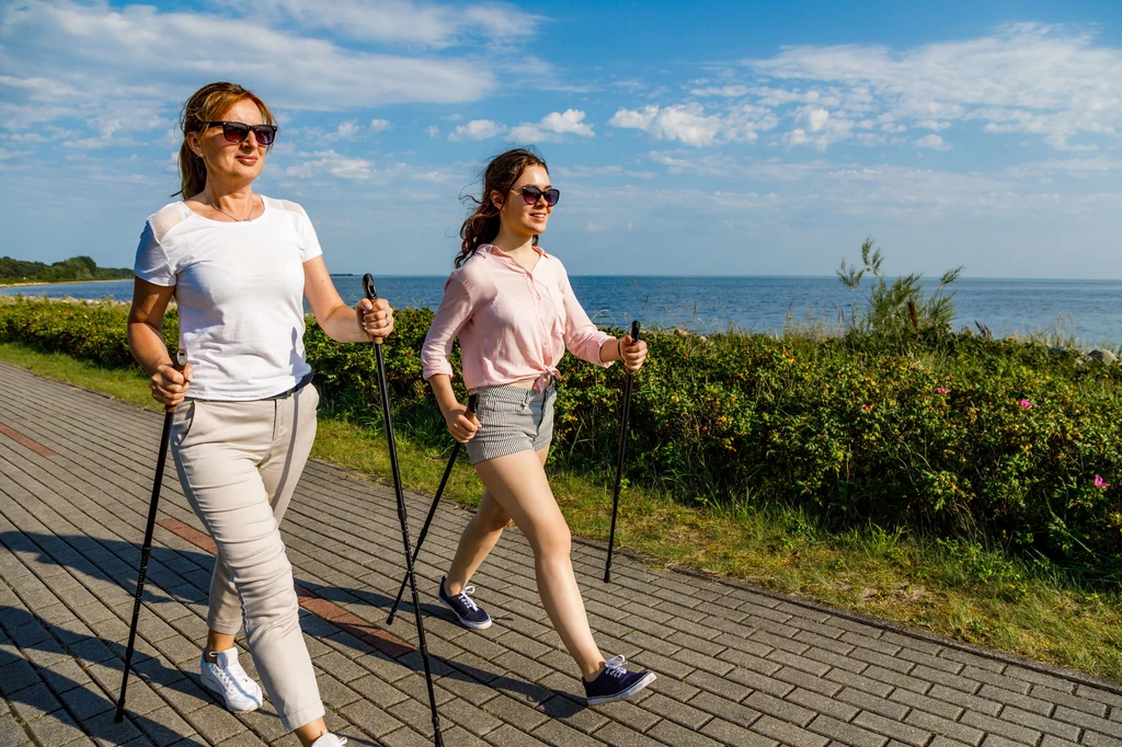 Aktywność fizyczna to remedium na wiele dolegliwości. Wiosną - dla zdrowia - warto wybrać się na spacer czy nordic walking