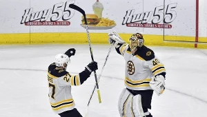 Tuukka Rask (z prawej) i John Moore