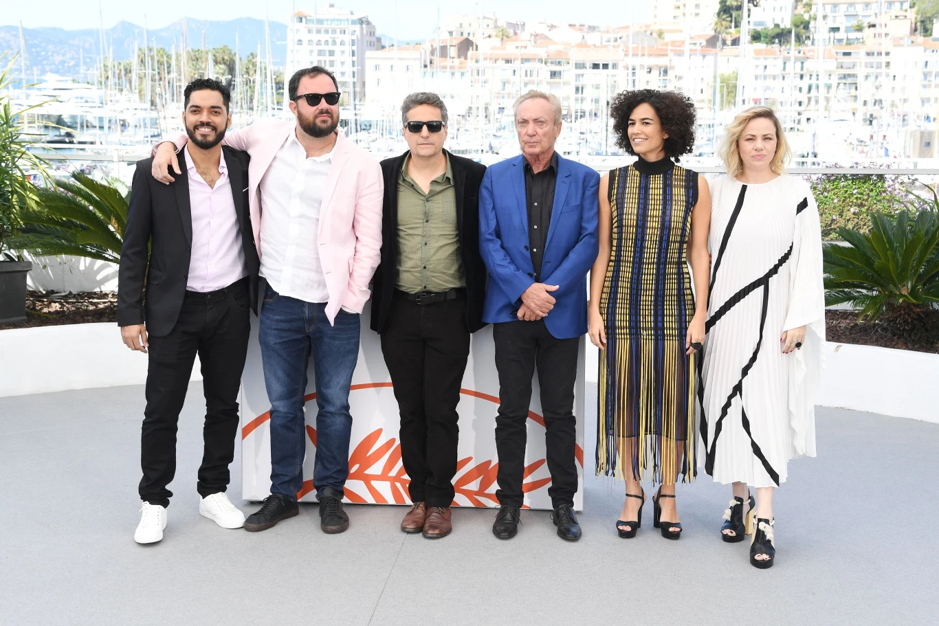 Juliano Dornelles, Kleber Mendonca Filho (drugi i trzeci z lewej) z gwiazdami swojego filmu na festiwalu w Cannes Juliano Dornelles, Kleber Mendonca Filho (drugi i trzeci z lewej) z gwiazdami swojego filmu na festiwalu w Cannes